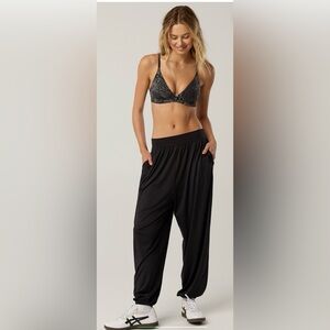 Offline by Aerie the hugger go with the flow baggy jogger